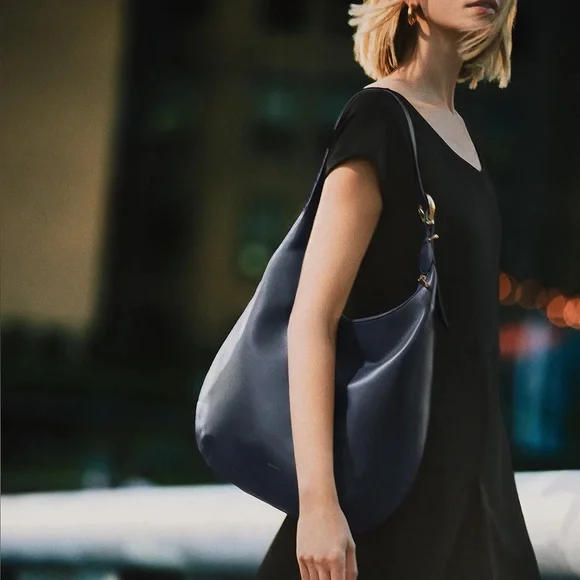 Cuyana Oversized Celestia Bag in Navy Blue - Picture 16 of 16